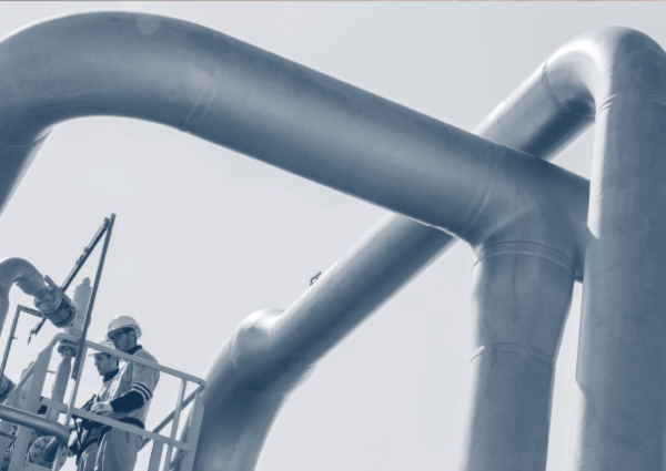 New: workers operate the pipe system (photo)